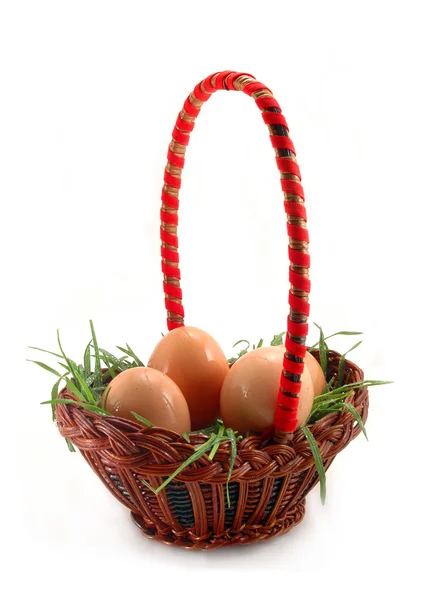 Ovos de Páscoa em cesta — Fotografia de Stock