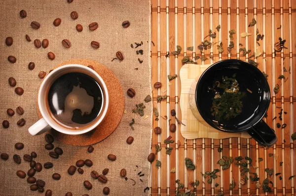 Copo com café e chá — Fotografia de Stock