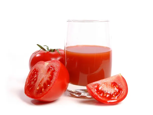 Tomates jugosos y jugo de tomate — Foto de Stock