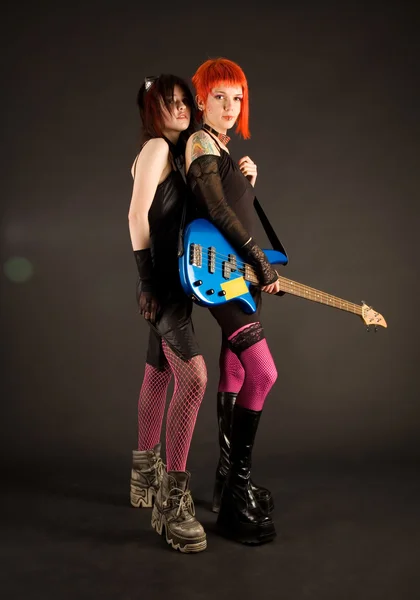 Rock girls avec guitare basse — Photo
