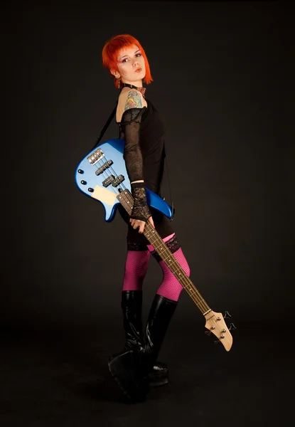 Rock girl avec guitare basse — Photo