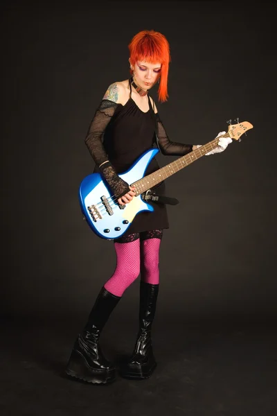 Рок-девушка играет на бас-гитаре — стоковое фото
