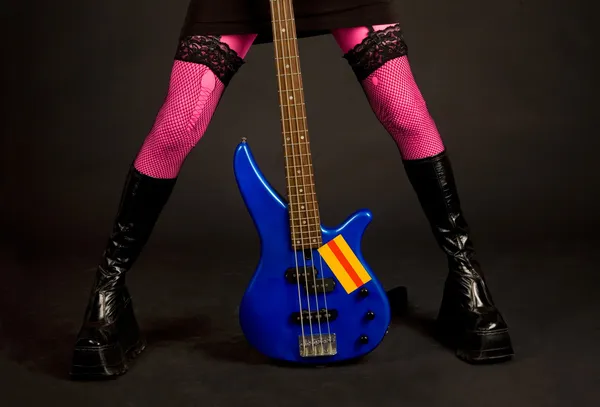 Close-up de pernas de mulher com guitarra — Fotografia de Stock