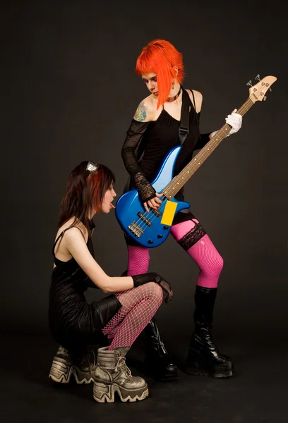 Dos chicas de rock, una de ellas lamiendo guit — Foto de Stock