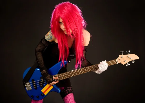 Usměvavá punk dívka s basová kytara — Stock fotografie