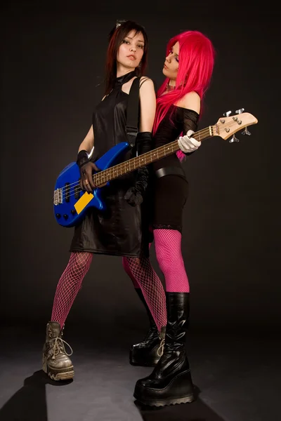 Dos chicas de rock con bajo eléctrico —  Fotos de Stock