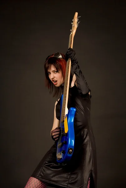 Chica de rock con bajo azul guitarra — Foto de Stock