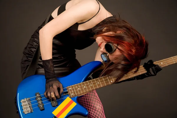 ベースギターでクレイジー ミュージシャン — ストック写真