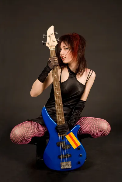 Привлекательная девушка с бас-гитарой — стоковое фото