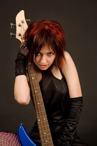Smyslná dívka s basová kytara — Stock fotografie