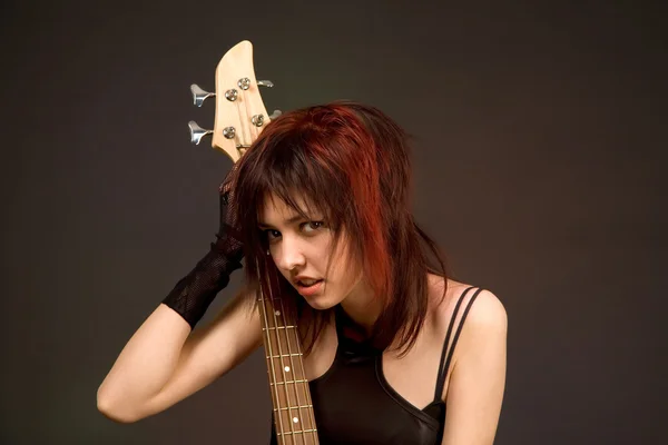 Menina sensual com guitarra baixo — Fotografia de Stock