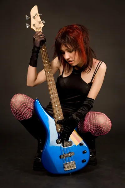 ベースギターを見て魅力的な女の子 — ストック写真