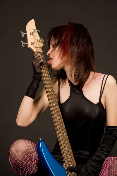 Bella ragazza leccare la chitarra — Foto Stock