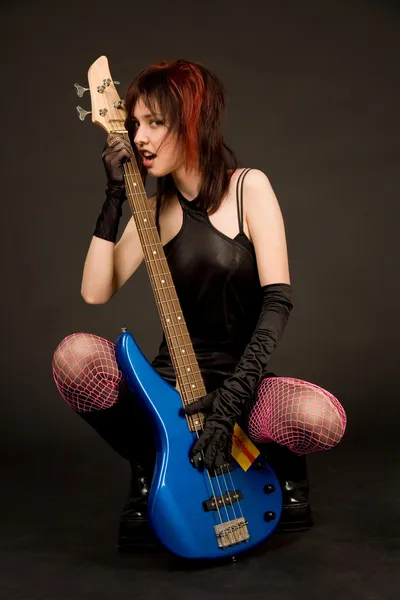 Sensuele meisje bedrijf gitaar — Stockfoto