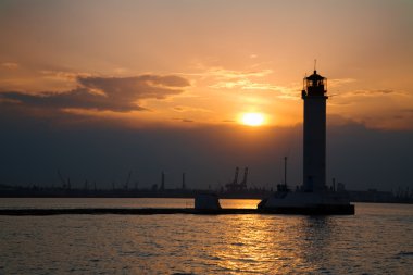 Deniz feneri alacakaranlıkta