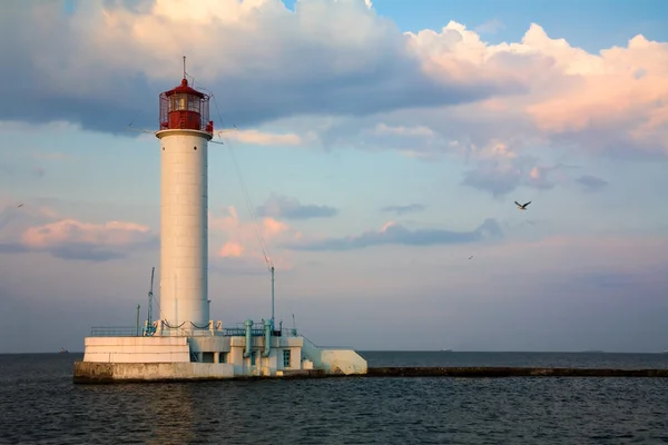 青空の背景上の灯台 — ストック写真