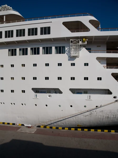 Белый пассажирский корабль — стоковое фото