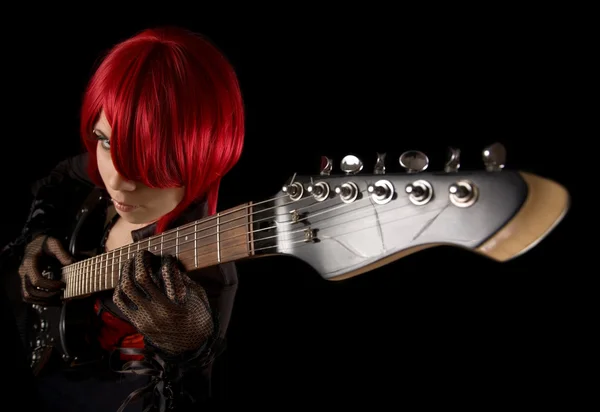 Aantrekkelijk meisje met gitaar — Stockfoto