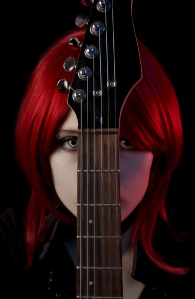Portrait de fille gothique avec guitare — Photo