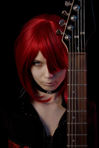 Сексуальная девушка-вампир с гитарой — стоковое фото