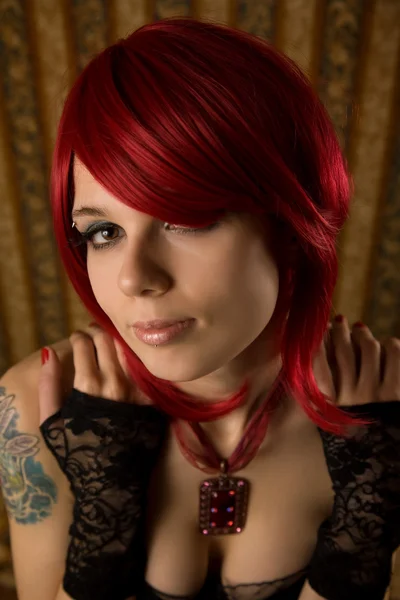 Ritratto di sensuale ragazza dai capelli rossi — Foto Stock