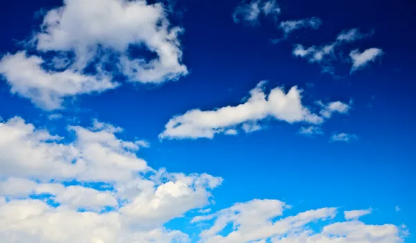 Abstracte blauwe wolkenlucht — Stockfoto