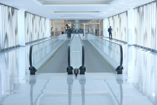 Аеропорт ескалатор — стокове фото