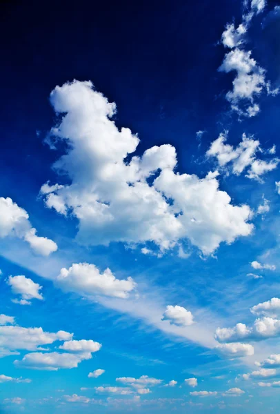 Прекрасне блакитне небо з кумульськими хмарами — стокове фото