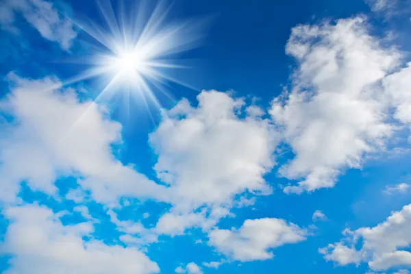 Schöner bewölkter blauer Himmel aus nächster Nähe wiyh — Stockfoto