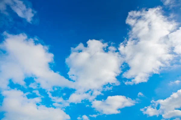蓝多云的天空 — 图库照片