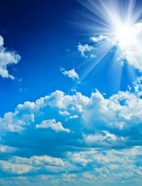 Beautyful cloudy blue sky with sun — Stock Photo, Image