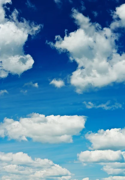 Блакитне небо з розрідженими хмарами — стокове фото