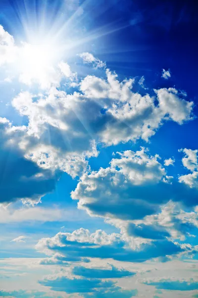 Blauwe hemel met zon nauw — Stockfoto