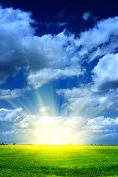 フィールド雲空の日の出 ロイヤリティフリーのストック写真