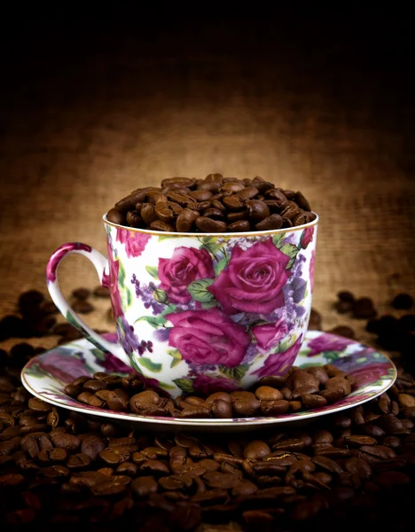 Šálek kávy na zrn kávy — Stock fotografie