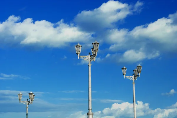 Lanternes sur fond de ciel — Photo