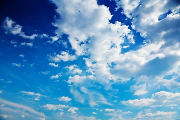 Πολύ μπλε και αντίθεση συννεφιασμένο ουρανό — Φωτογραφία Αρχείου