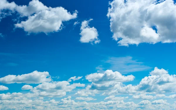 Небо хмарно — стокове фото