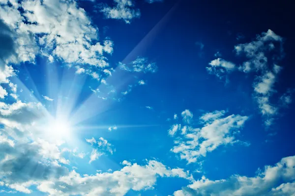 Каркас хмар на небі з сонцем — стокове фото