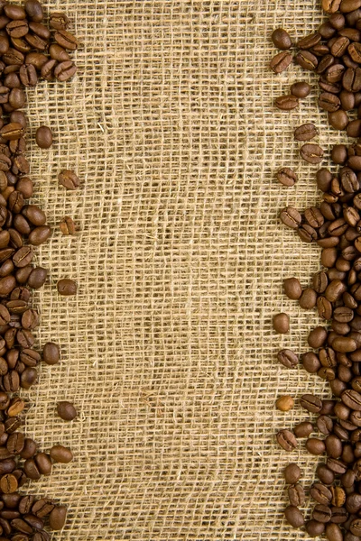 Кадр из кофейных зерен на мешок — стоковое фото