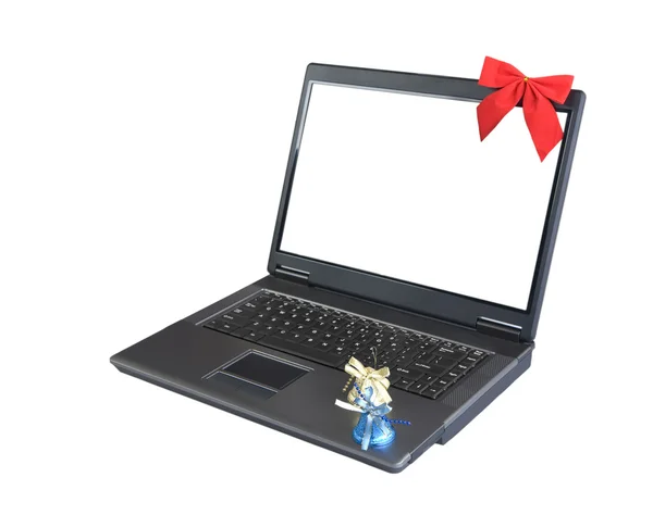 Laptop und weihnachtliche Elemente — Stockfoto