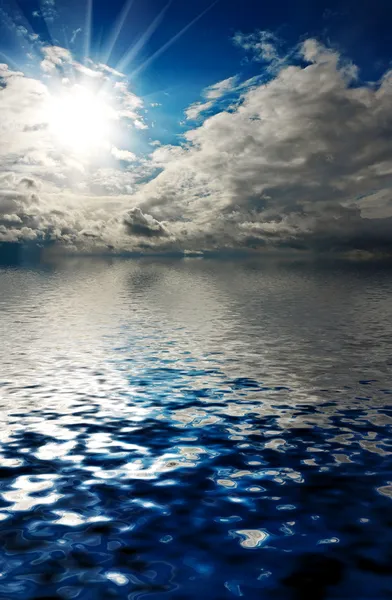 Штормовое небо на море — стоковое фото