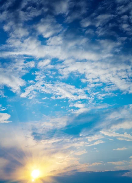 Pôr do sol com céu nublado — Fotografia de Stock