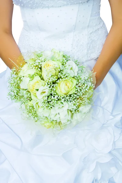 Brautstrauß in zwei Händen — Stockfoto