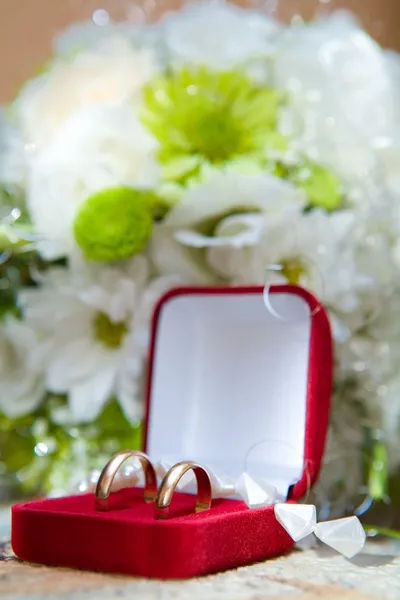 Обручальные кольца в декоративной коробке — стоковое фото