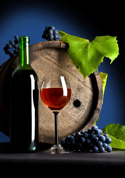 Composición a partir de uvas y vino tinto —  Fotos de Stock