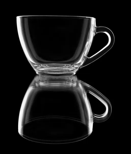 Transparente Tasse mit Reflexion auf Schwarz — Stockfoto