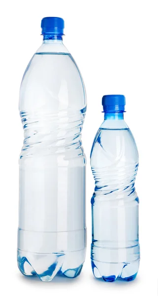 Две голубые бутылки с изолированной водой — стоковое фото