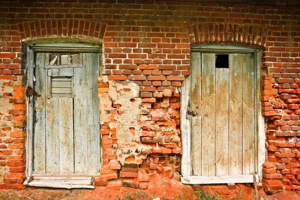 Två gamla dörrar och tegelvägg — Stockfoto