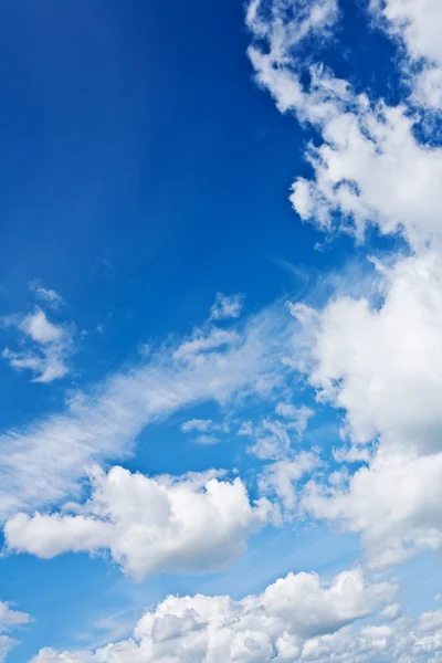 Прекрасне блакитне небо з білими хмарами — стокове фото